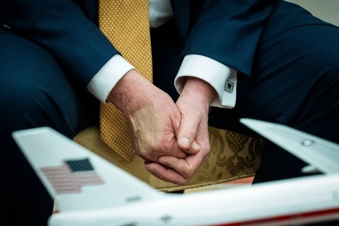 Nhà Trắng nói Tổng thống Trump phải dán băng y tế vì bắt tay quá nhiều