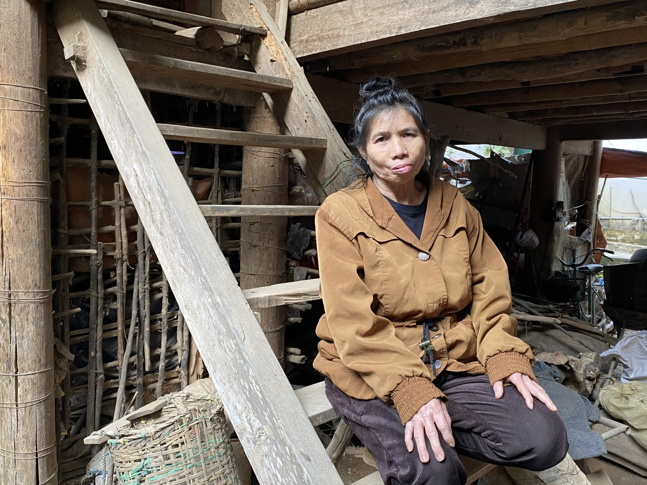 Niềm day dứt cuối đời của bà Lô Thị Hoan là có đủ tiền sửa lại căn nhà, có tiền để đi khám và mơ về một tương lai tốt hơn cho những đứa con thiếu thốn, bệnh tật và kém may mắn.jpg