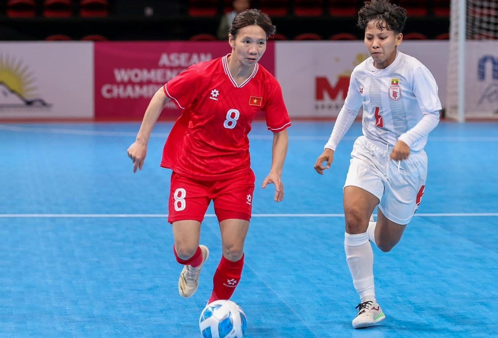 QBV Thùy Trang giúp futsal nữ Việt Nam thắng Indonesia 3-1.