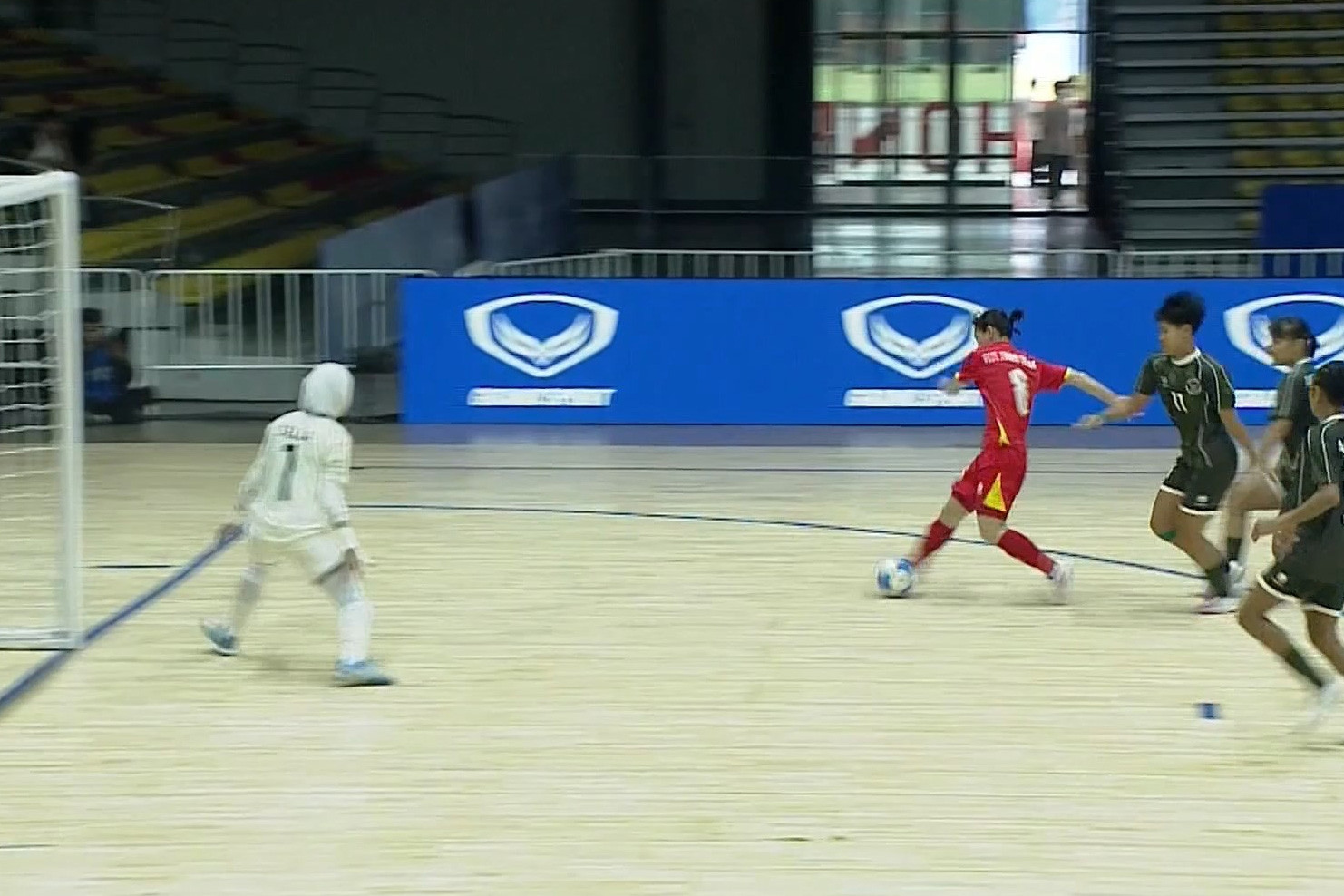 QBV Thùy Trang giúp futsal nữ Việt Nam thắng Indonesia 3-1