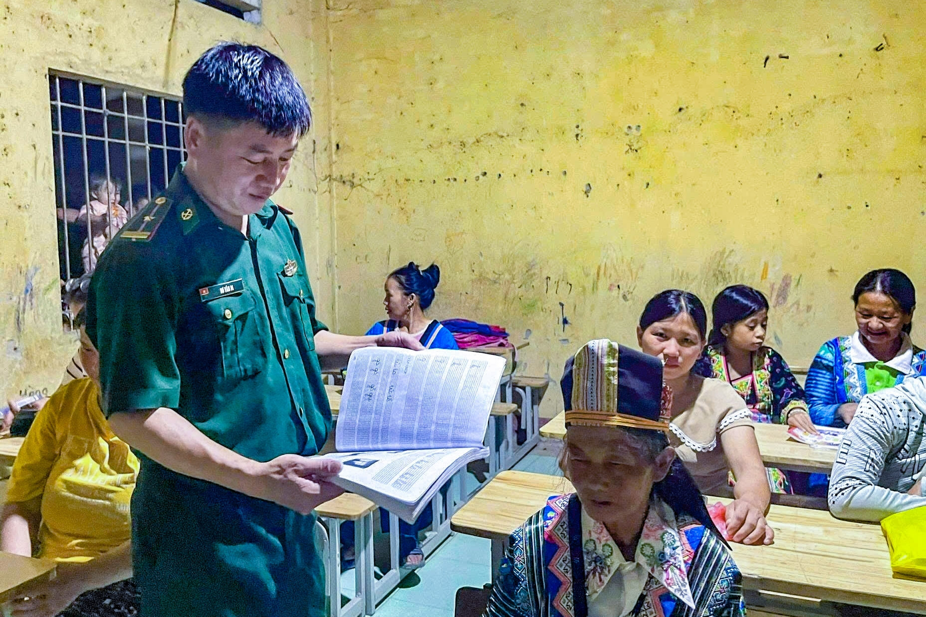 Thiếu tá biên phòng và hành trình xóa mù chữ nơi rẻo cao Mường Lát
