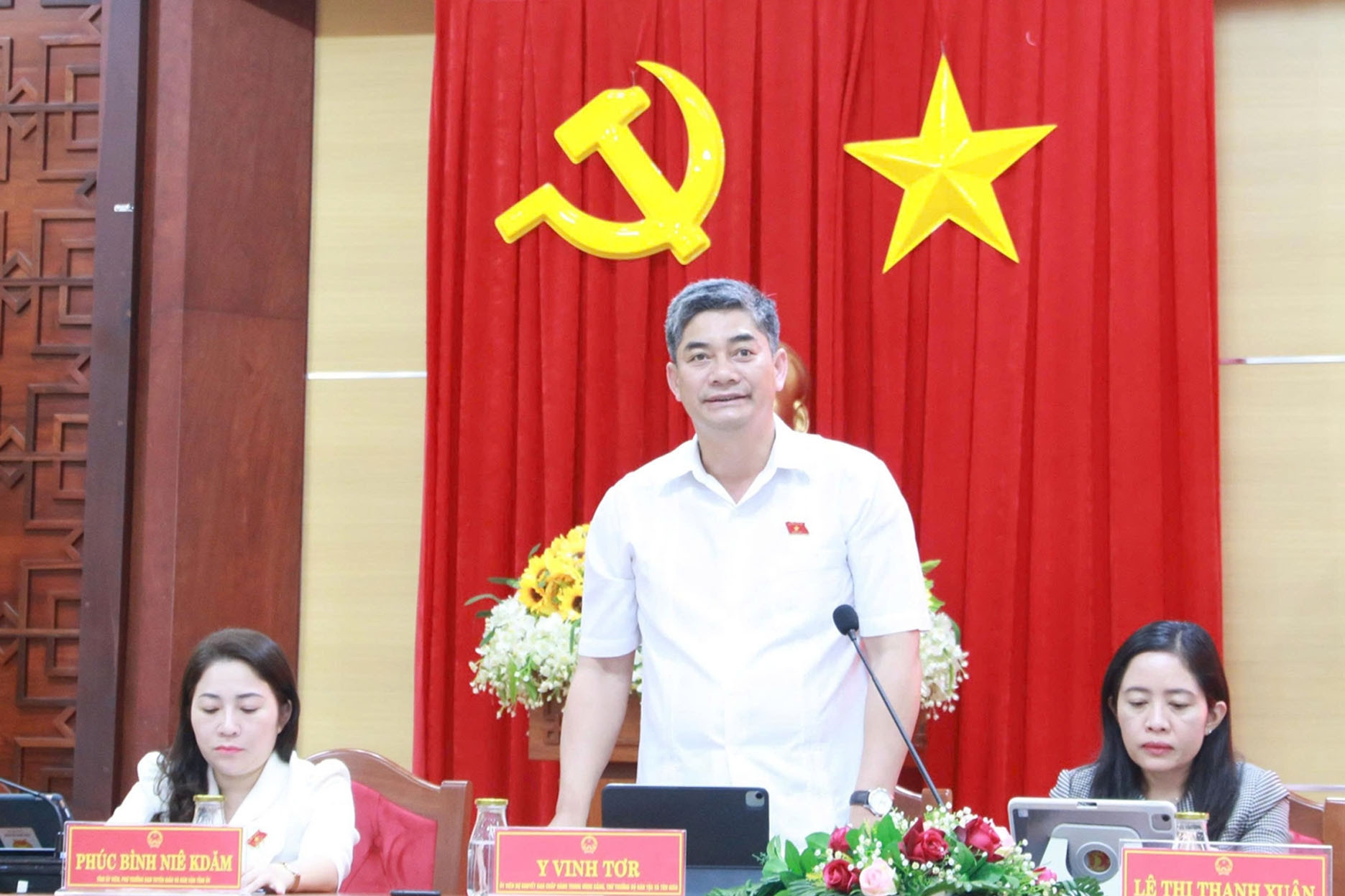 Thứ trưởng Bộ Dân tộc và Tôn giáo Y Vinh Tơr tiếp xúc cử tri tại Đắk Lắk