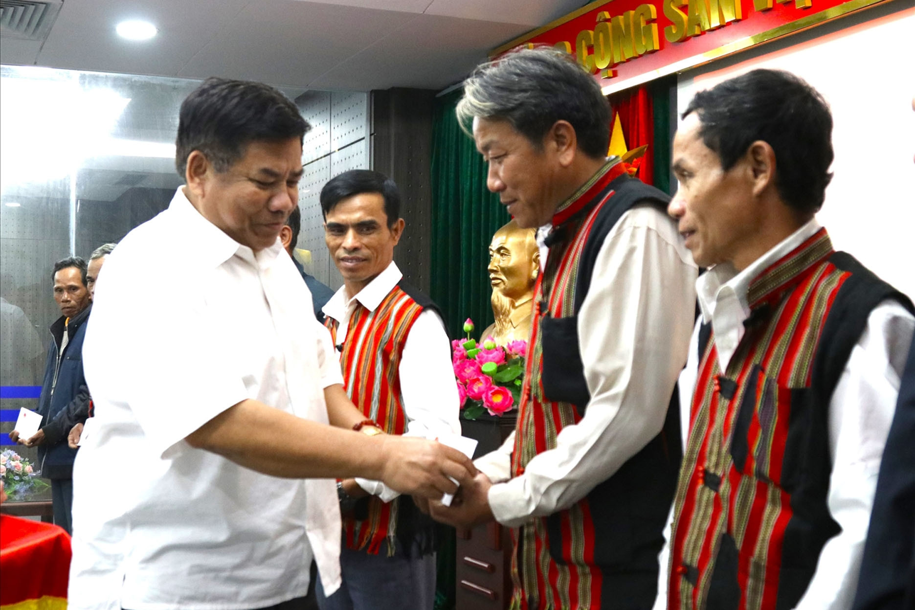 Thứ trưởng Y Thông gặp mặt đoàn đại biểu người có uy tín tỉnh Quảng Trị