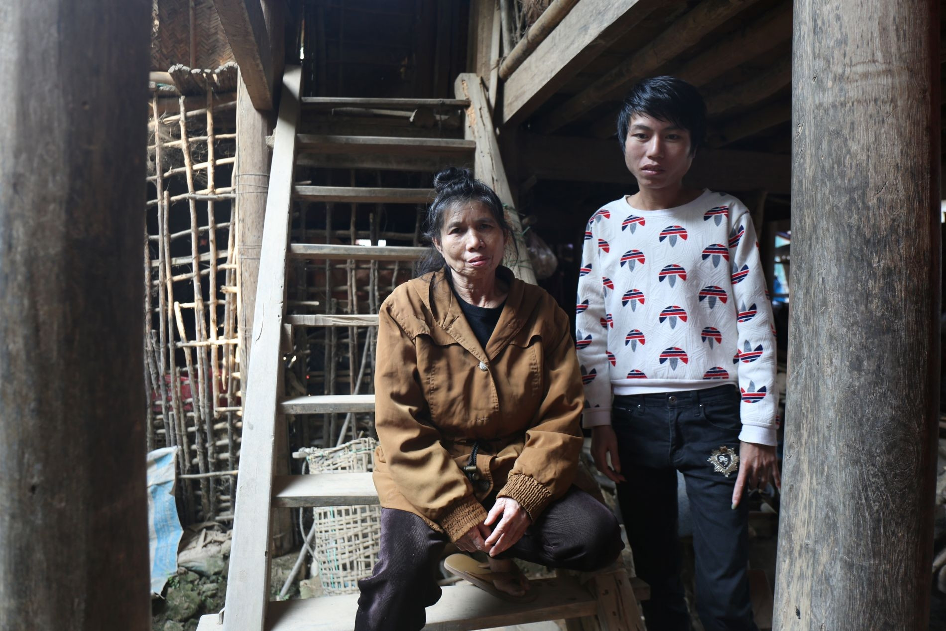 Xót xa cảnh mẹ già chăm con bệnh trong căn nhà mục nát ở vùng cao Mường Xén