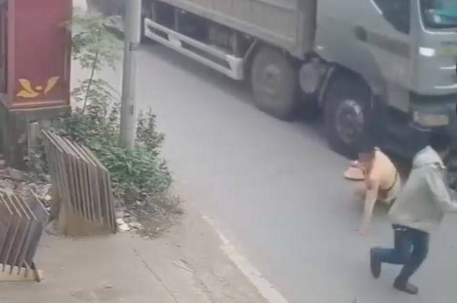 Người đẩy đại úy CSGT vào đầu xe tải từng nhốt công an xã trong nhà
