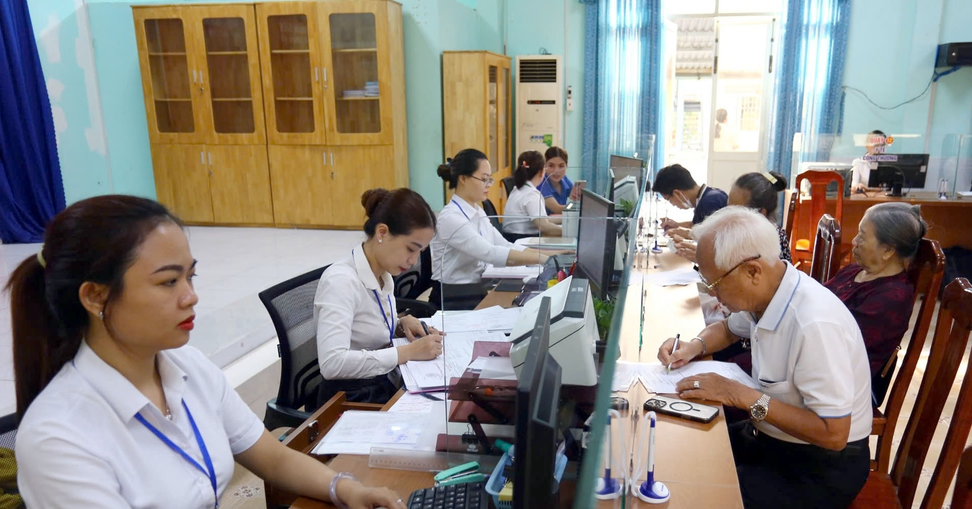 Cán bộ yêu cầu dân nộp thêm giấy tờ đã có dữ liệu sẽ bị xử lý trách nhiệm