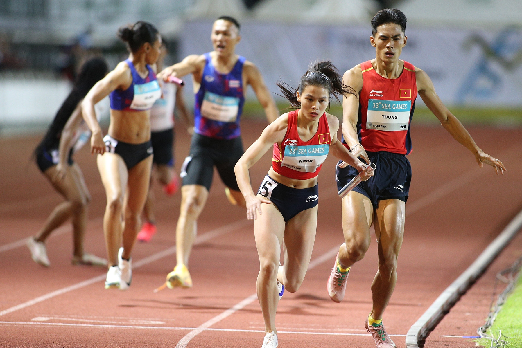 Cận cảnh màn đua tiếp sức phá kỷ lục SEA Games của 4 chân chạy Việt Nam