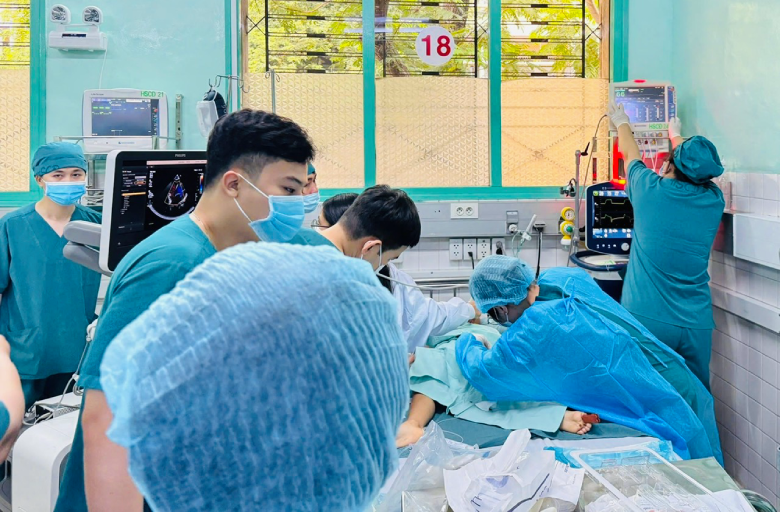 Cuộc điện thoại khẩn cấp giữa 2 bệnh viện cứu sống bé trai cận kề cửa tử 1 cap cuu vem cơ tim.png