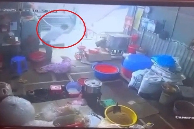 Chồng dùng dao chém vợ gục dưới sàn nhà rồi tự đâm vào mình