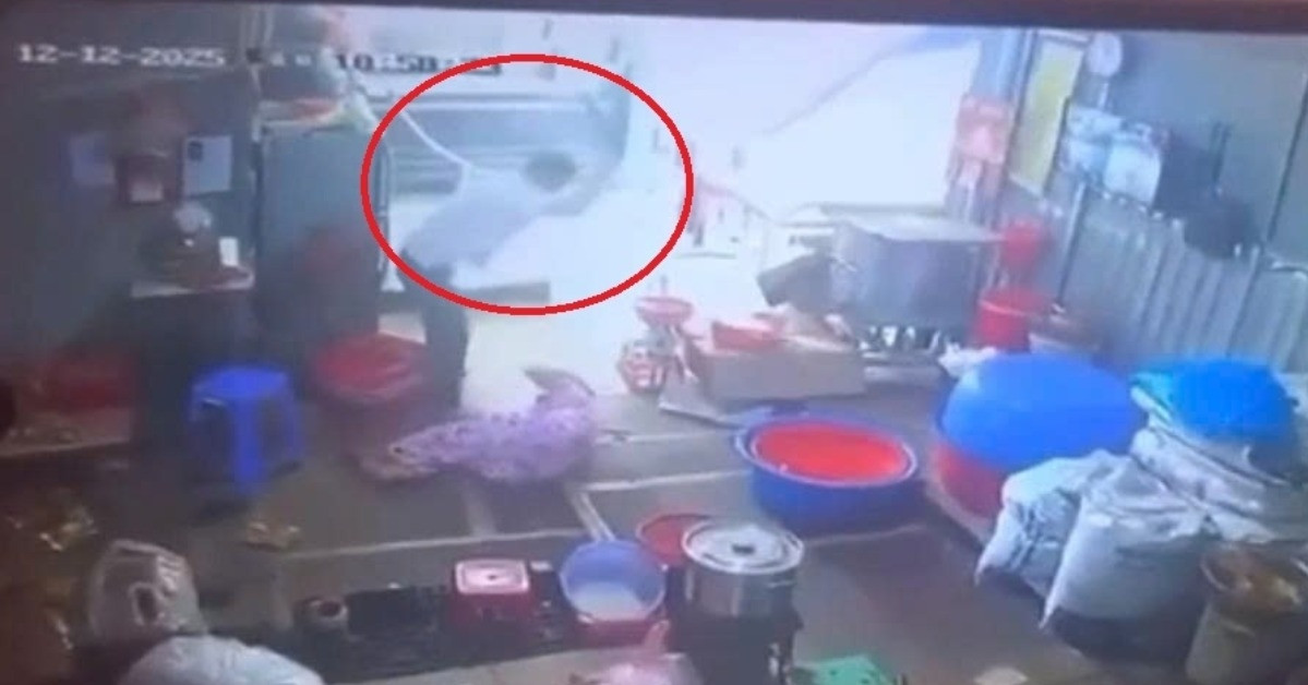 Chồng dùng dao chém vợ gục dưới sàn nhà rồi tự đâm vào mình