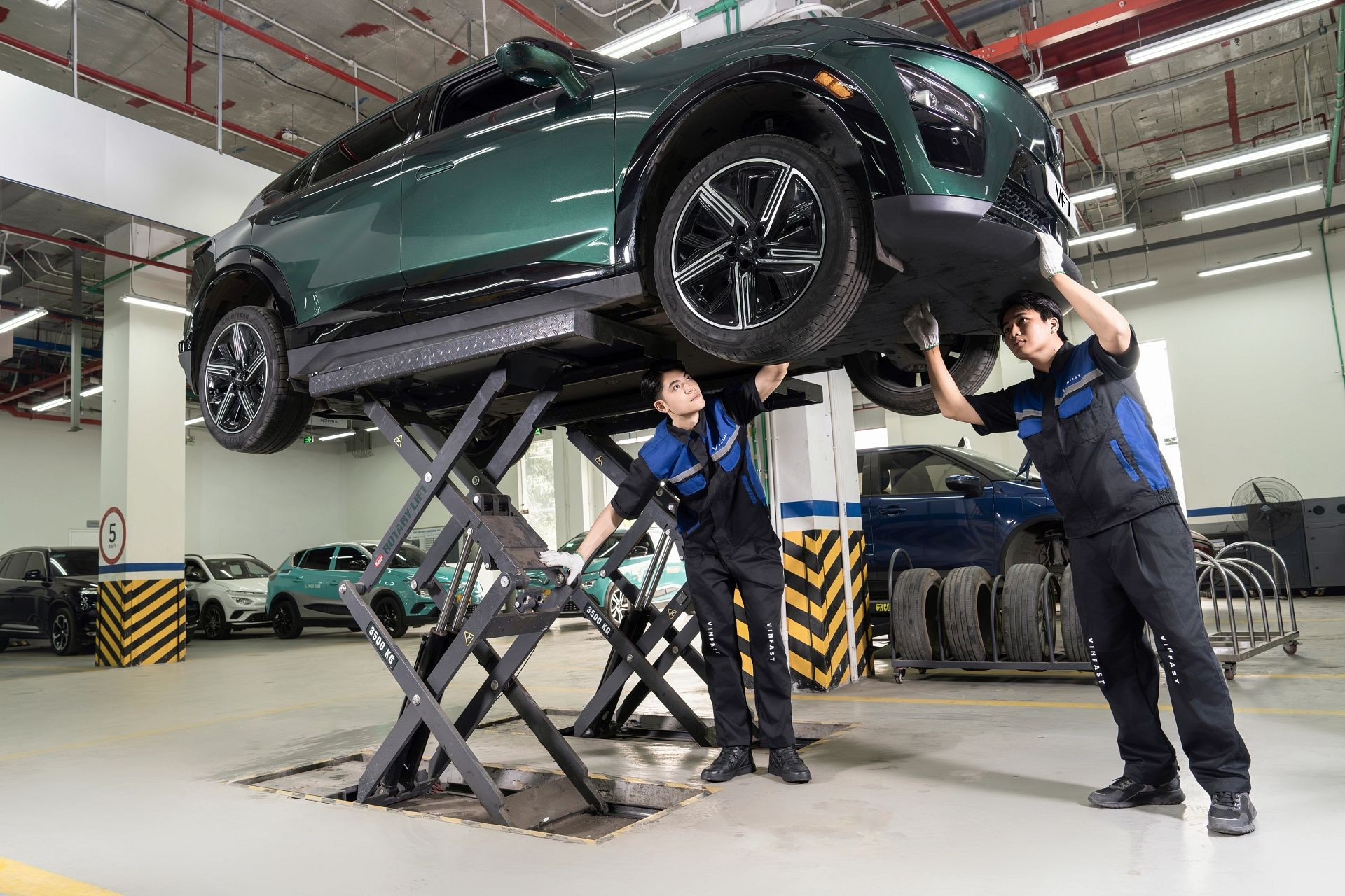 Chuẩn bị cán mốc 400 xưởng dịch vụ, VinFast áp đảo đối thủ về hậu mãi