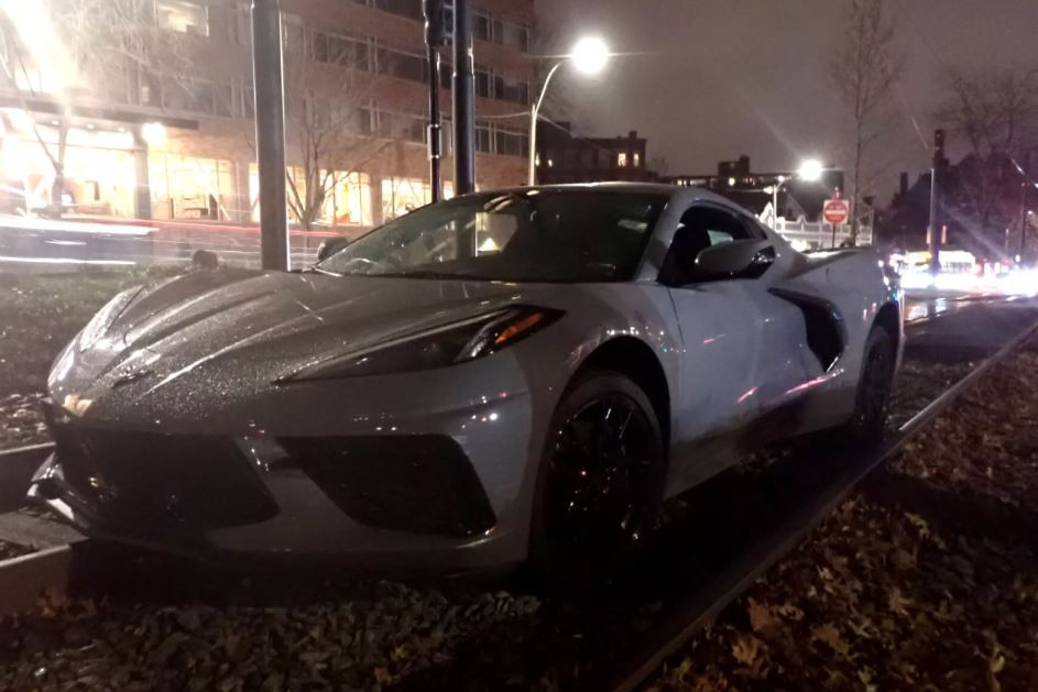 Corvette C8 'lạc đường' lên đường ray tàu điện, tài xế chưa có bằng lái