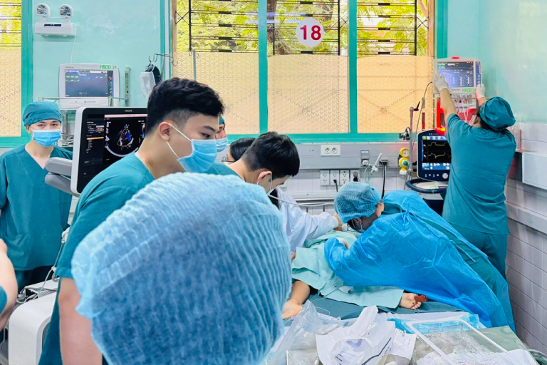 Cuộc điện thoại khẩn cấp giữa 2 bệnh viện cứu sống bé trai cận kề cửa tử