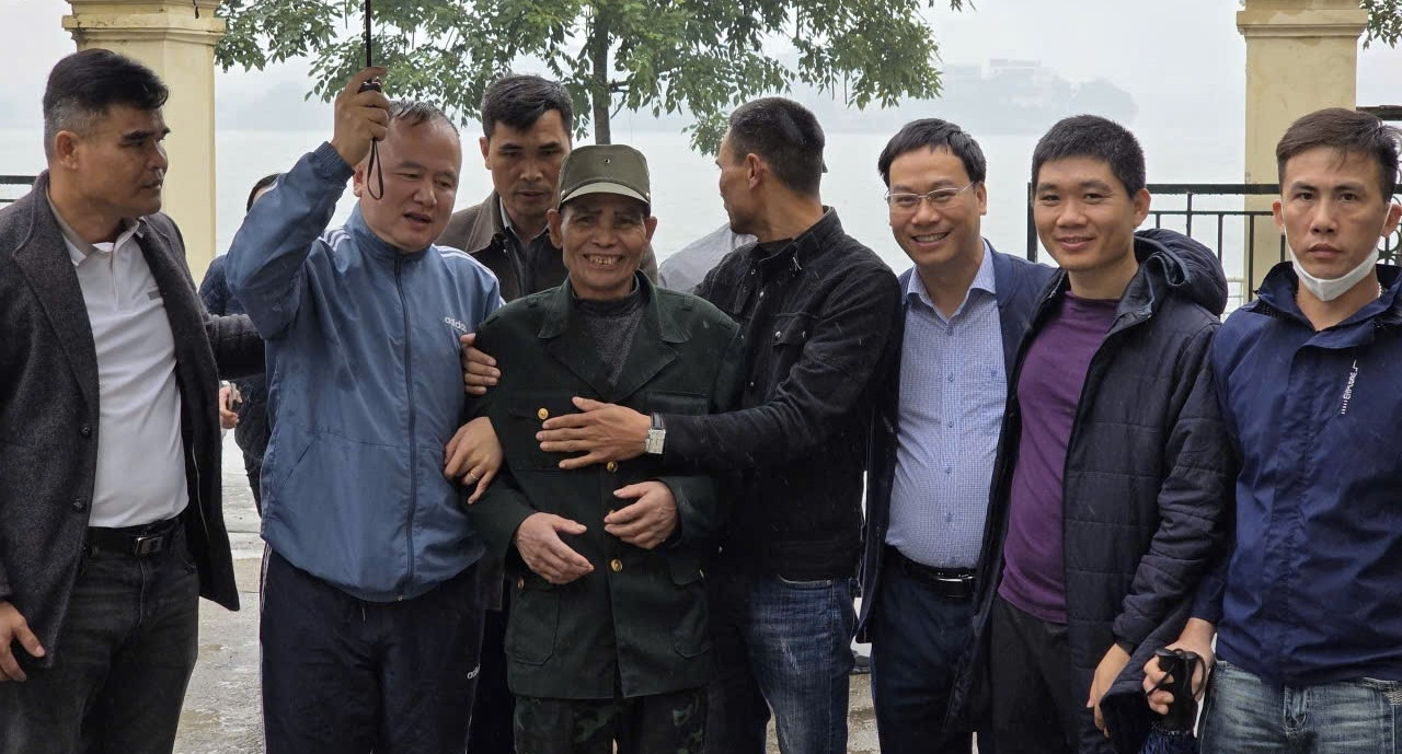 Đã tìm thấy ông Hồ Văn Làng, đại biểu người có ...