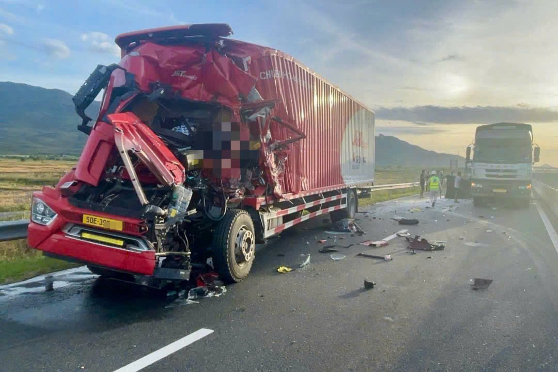 Đầu ô tô bẹp dúm sau tai nạn, huy động xe cẩu cứu tài xế mắc kẹt trong cabin