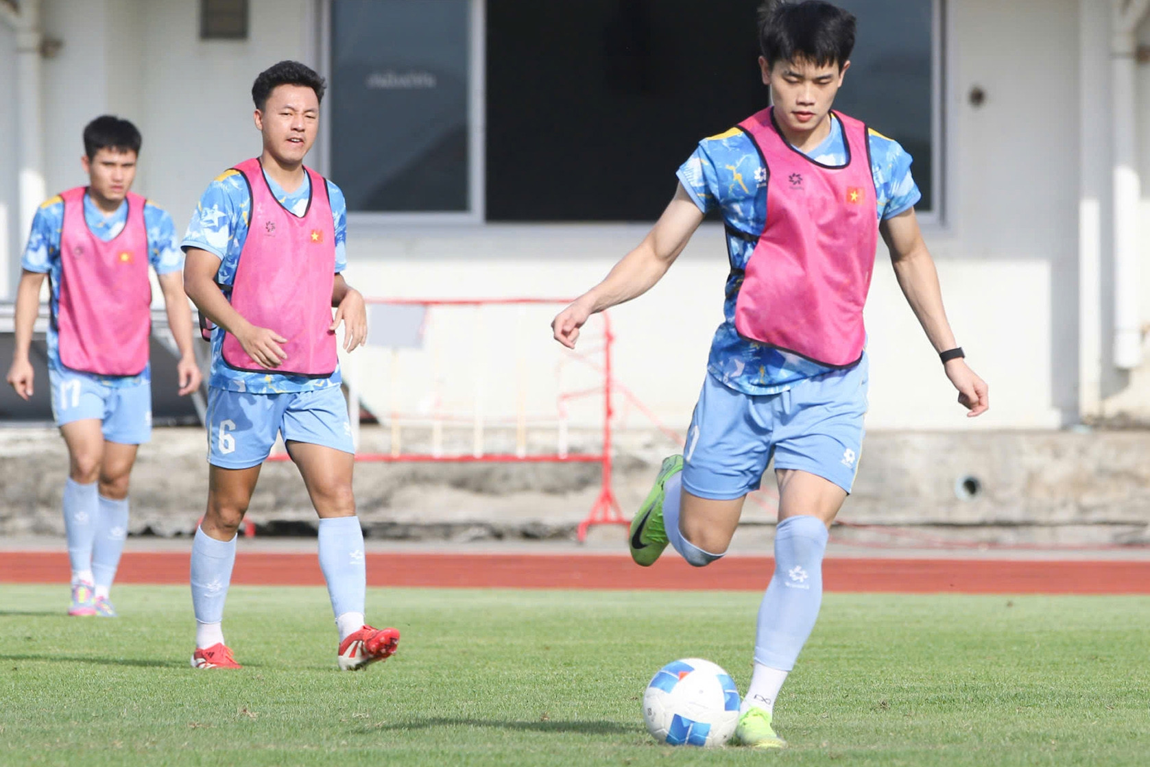 Đình Bắc luyện dứt điểm quyết 'xé lưới' U22 Philippines