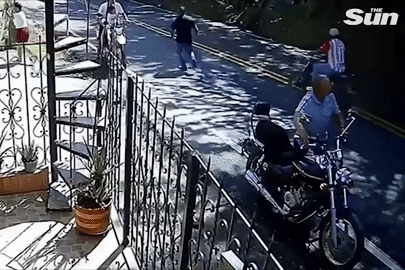 Hãi hùng cảnh tảng đá khổng lồ lăn xuống núi, nghiền nát xe máy trên đường