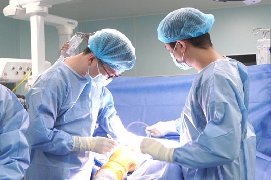 Hai ngày sau khi phẫu thuật, cụ ông 92 tuổi vận động được cánh tay bị gãy