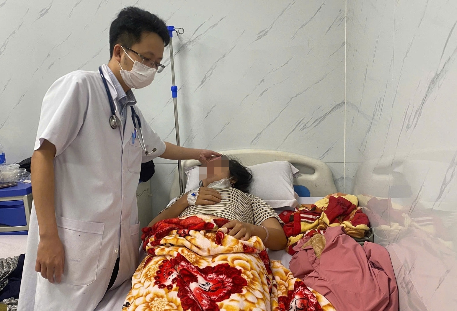 Hàng chục người nhập viện sau khi ăn bánh mì, có ca diễn tiến nặng