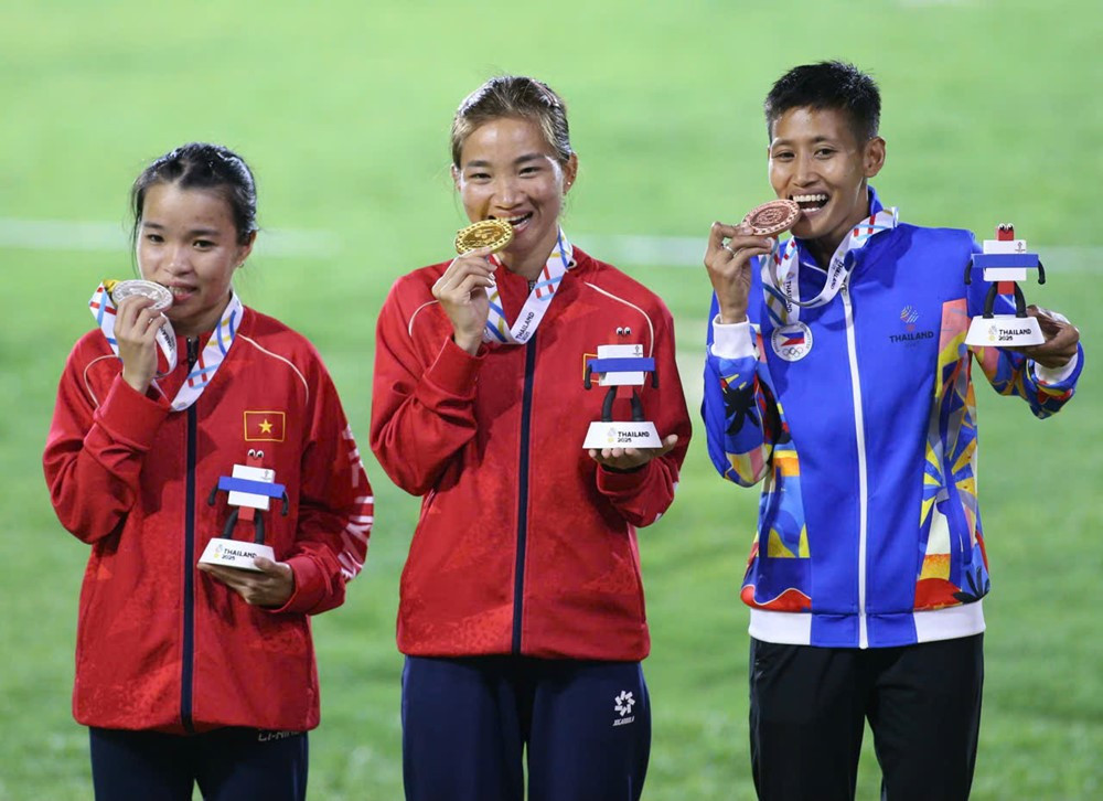 nguyen thi oanh hcv chay 5000m 2.jpg