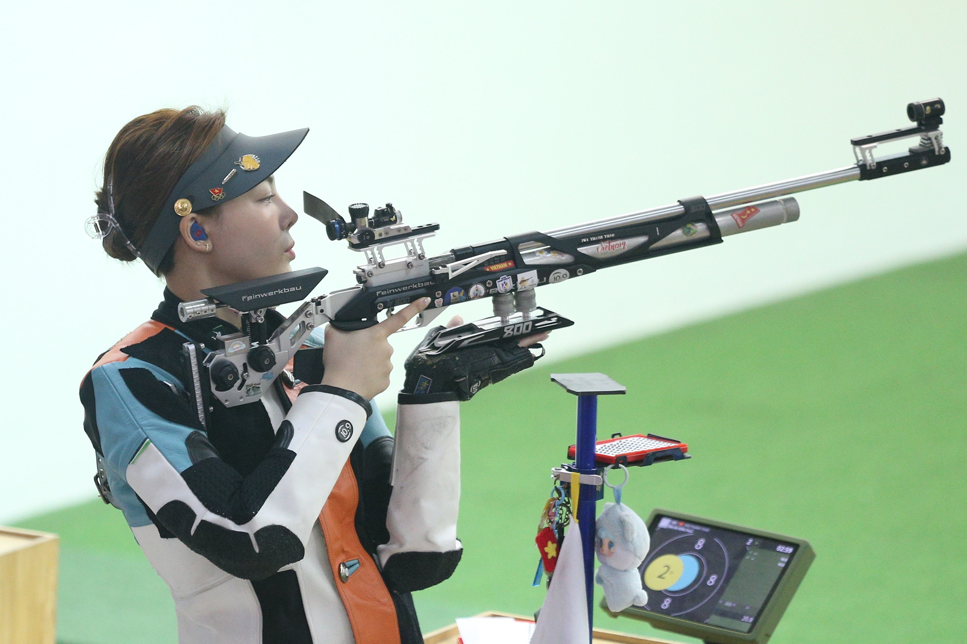 Nữ xạ thủ Việt Nam mang giáp, súng nặng 20kg tại SEA Games