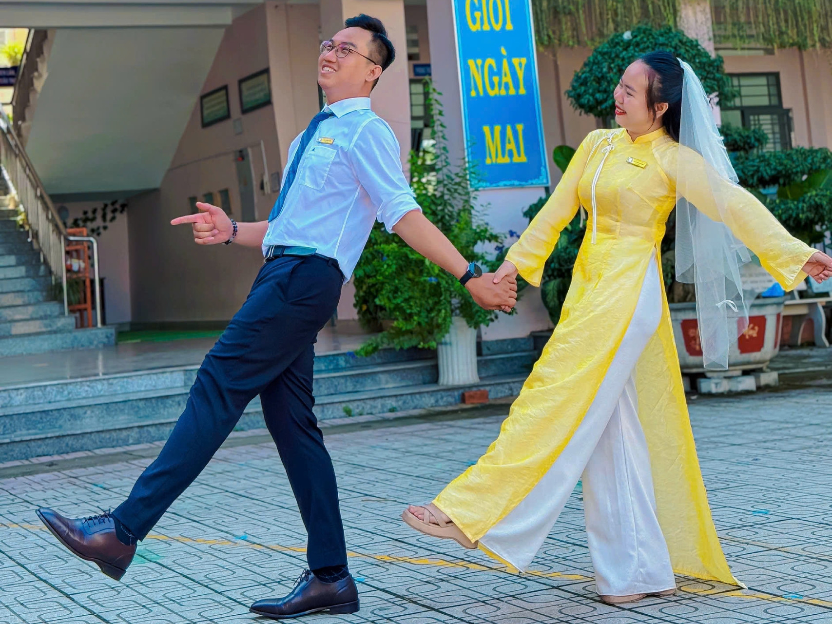 thay co cuoi nhau (1).jpg