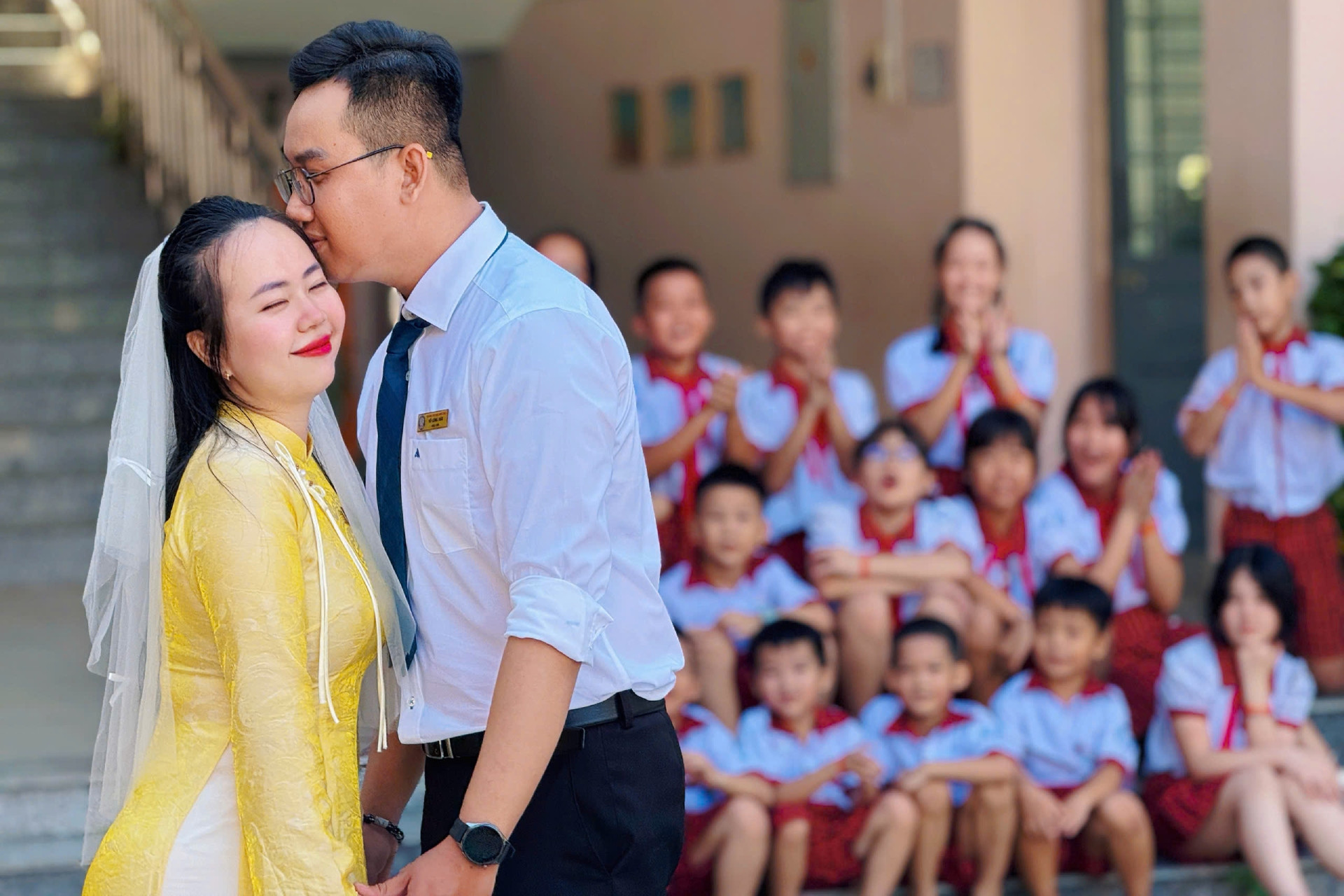 thay co cuoi nhau (3).jpg