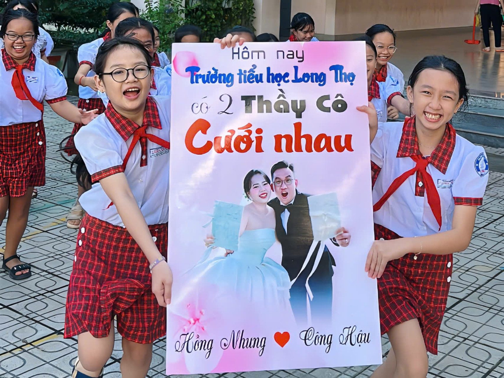 thay co cuoi nhau (5).jpg