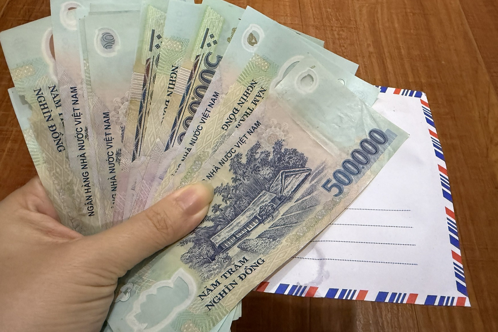 Thông gia Việt kiều bay về dự đám tang, gửi phong bì khiến gia đình náo loạn