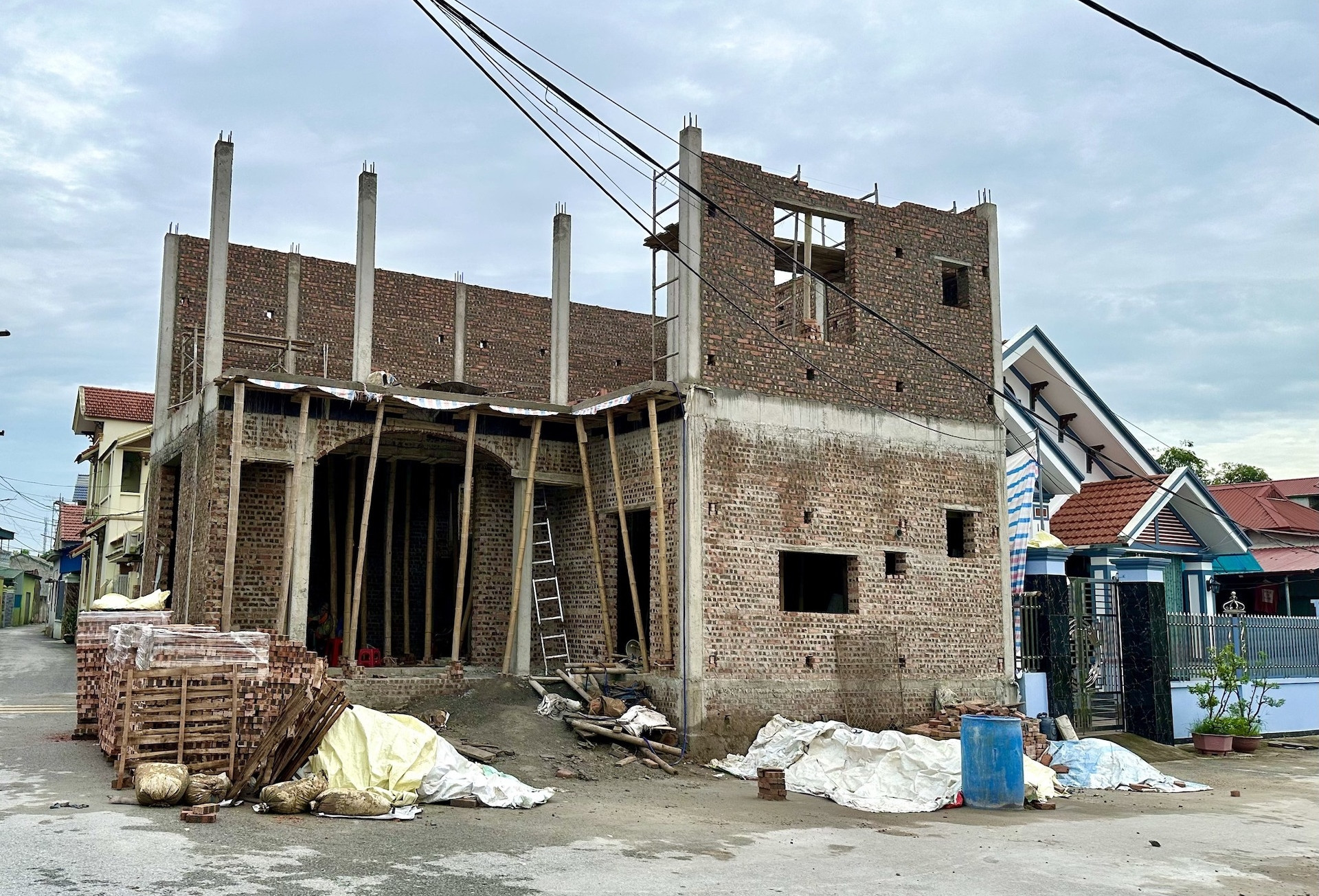 Từ 2026, xây nhà dưới 7 tầng không cần xin phép, đất vườn sang đất ở chỉ nộp 30%