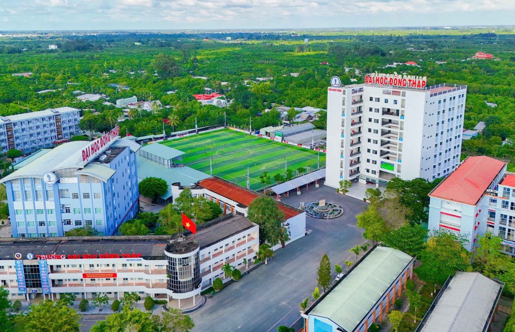 Vừa đạt chuẩn giáo sư, giảng viên nhận ngay 500 triệu đồng tiền thưởng