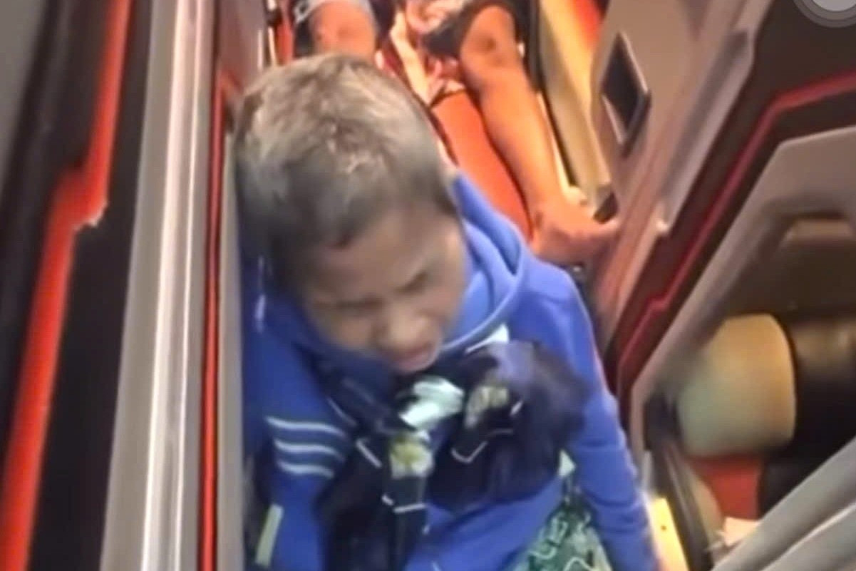 Xác minh clip ‘người mẹ già khóc nức nở trên xe khách vì bị bỏ rơi’