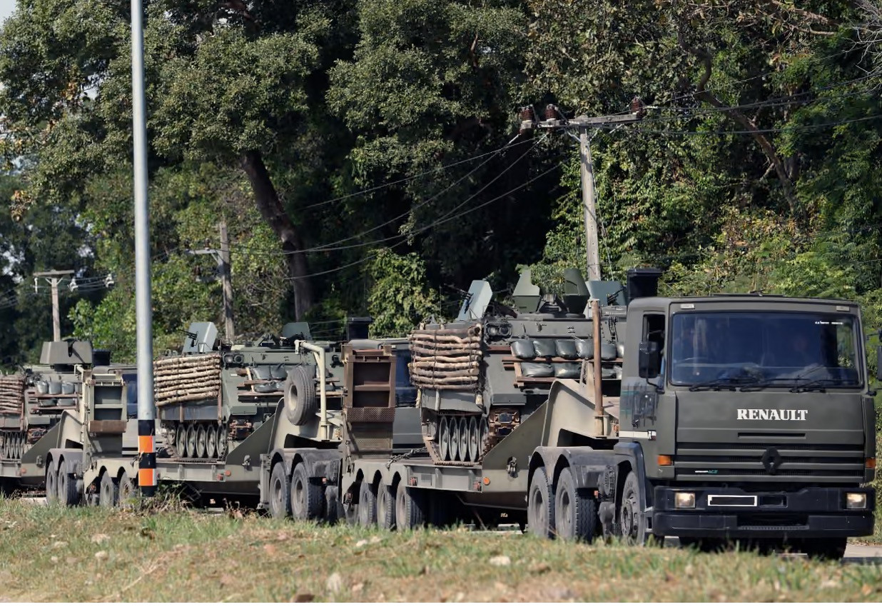 Xe quân sự Thái Lan gần khu vực giao tranh. Ảnh: EPA