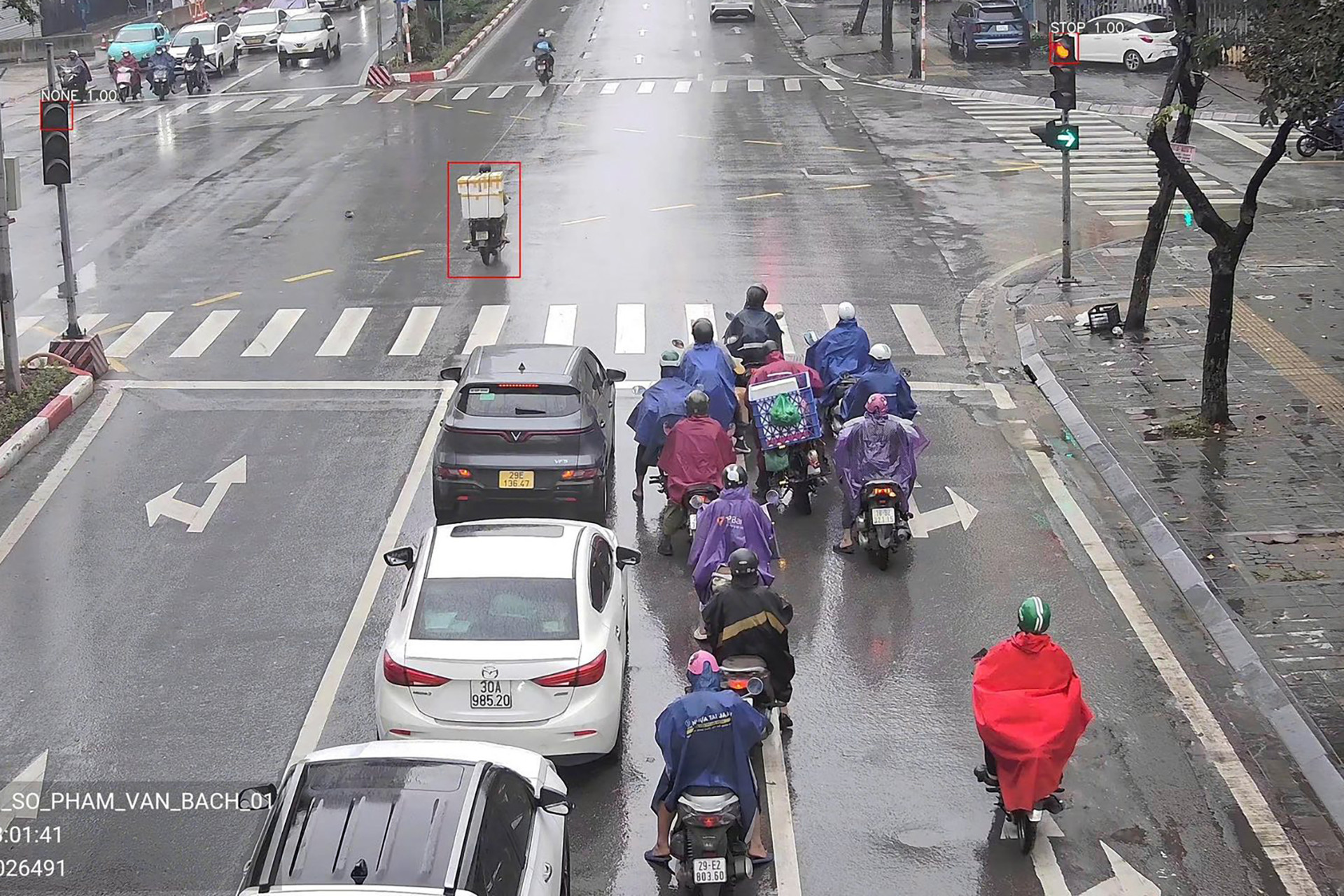 Trong 24 giờ, một camera AI tại Hà Nội phát hiện 124 xe vượt đèn đỏ