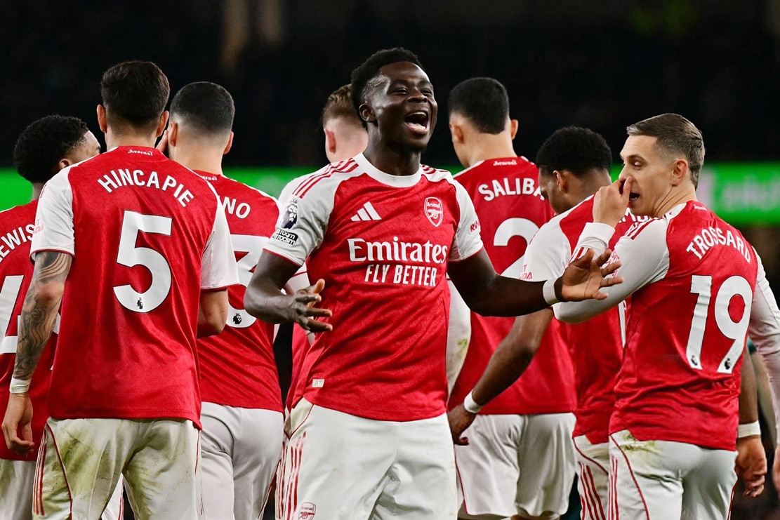 Arsenal thắng may mắn đội cuối bảng