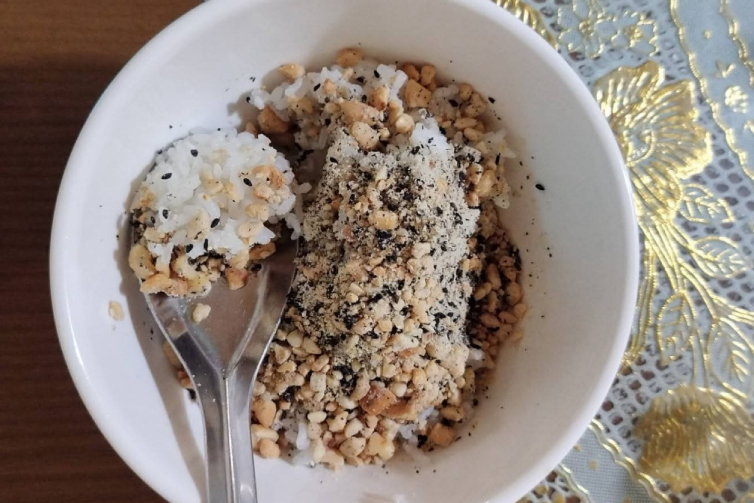 Bé 4 tuổi đột ngột tím tái phải cấp cứu khi đang ăn cơm muối vừng