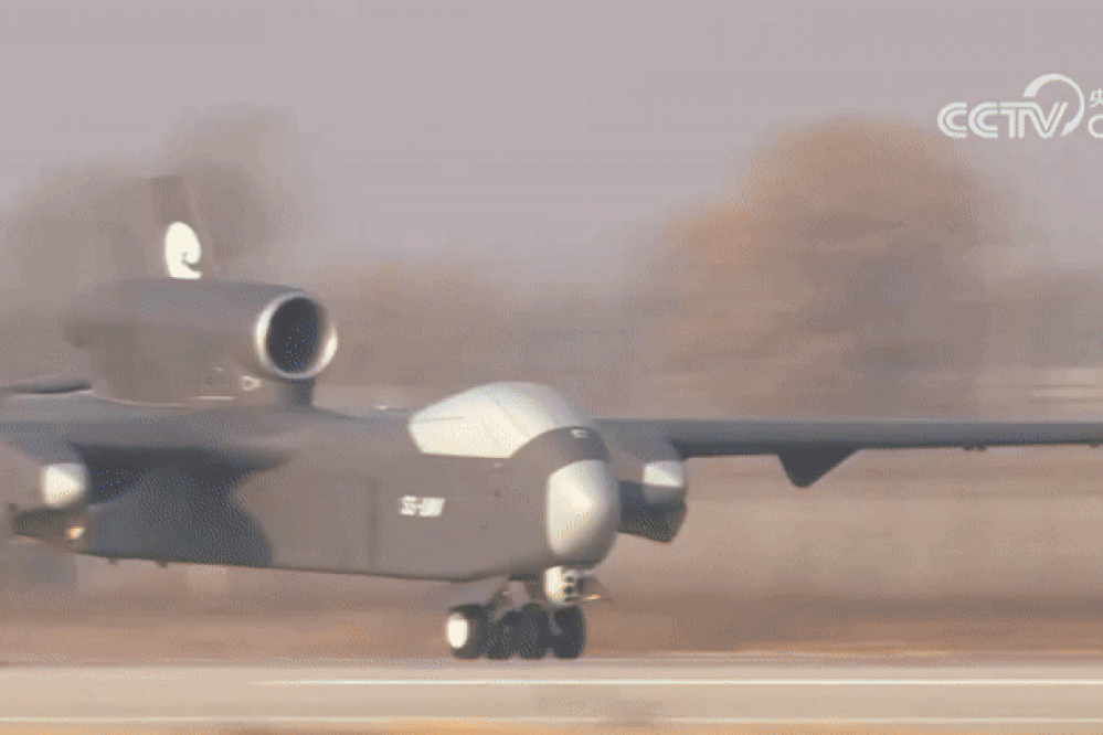 Cận cảnh Trung Quốc cho ‘tàu mẹ’ UAV bay thử nghiệm lần đầu