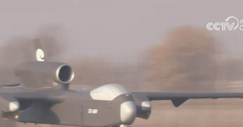 Cận cảnh Trung Quốc cho ‘tàu mẹ’ UAV bay thử nghiệm lần đầu