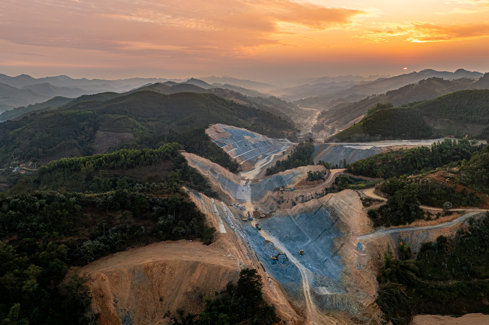  Cao tốc Hữu Nghị – Chi Lăng đẹp như tranh trước ngày thông tuyến 