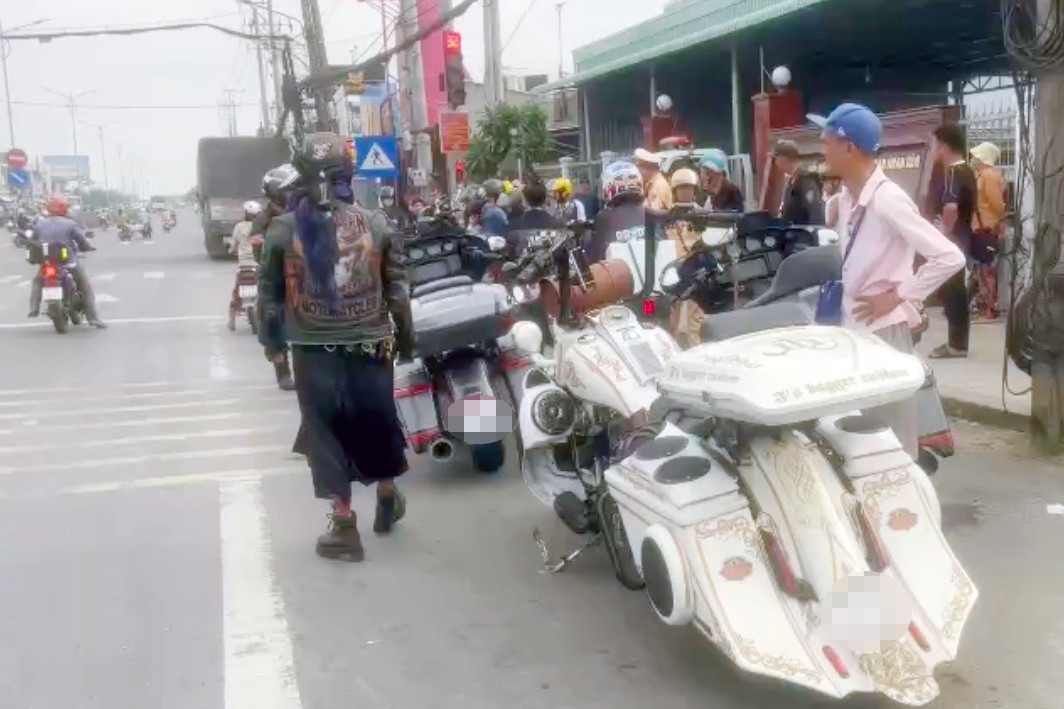 Chạy mô tô phân khối lớn quá tốc độ, nhóm người bị CSGT chặn xử lý