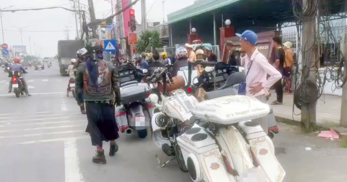 CSGT chặn, xử lý nhóm mô tô phân khối lớn chạy quá tốc độ