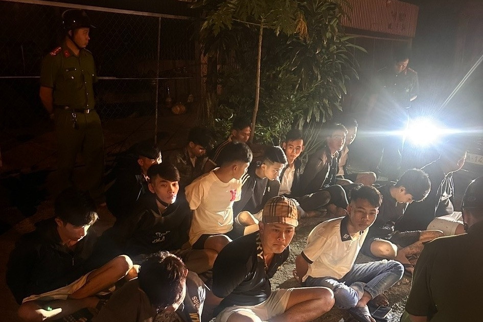 Công an chặn ô tô chở 20 thanh niên mang dao phóng lợn đi chém nhau