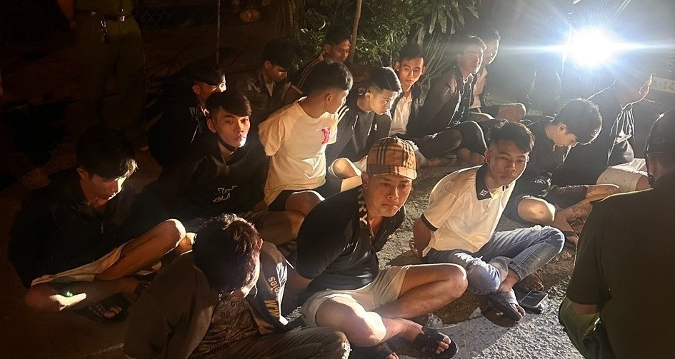 Công an chặn ô tô chở 20 thanh niên mang dao phóng lợn đi chém nhau