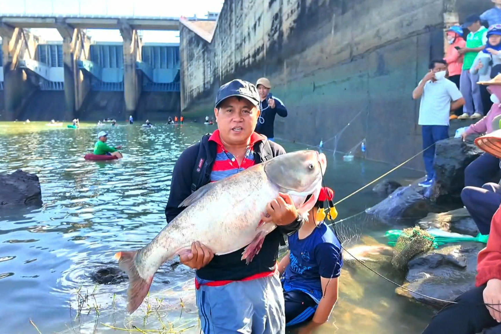 Dân khắp nơi đổ về hồ Trị An bắt cá, có người 'ẵm' cá mè hoa 18kg