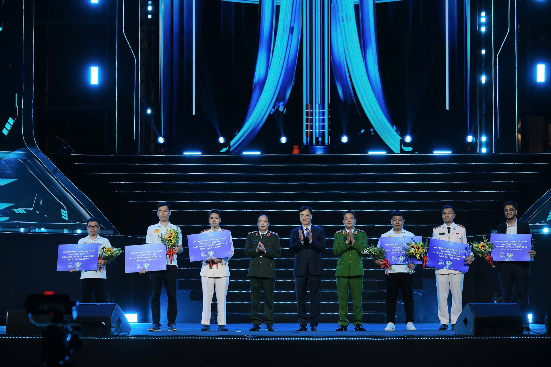 DN duoc trao tang.jpg