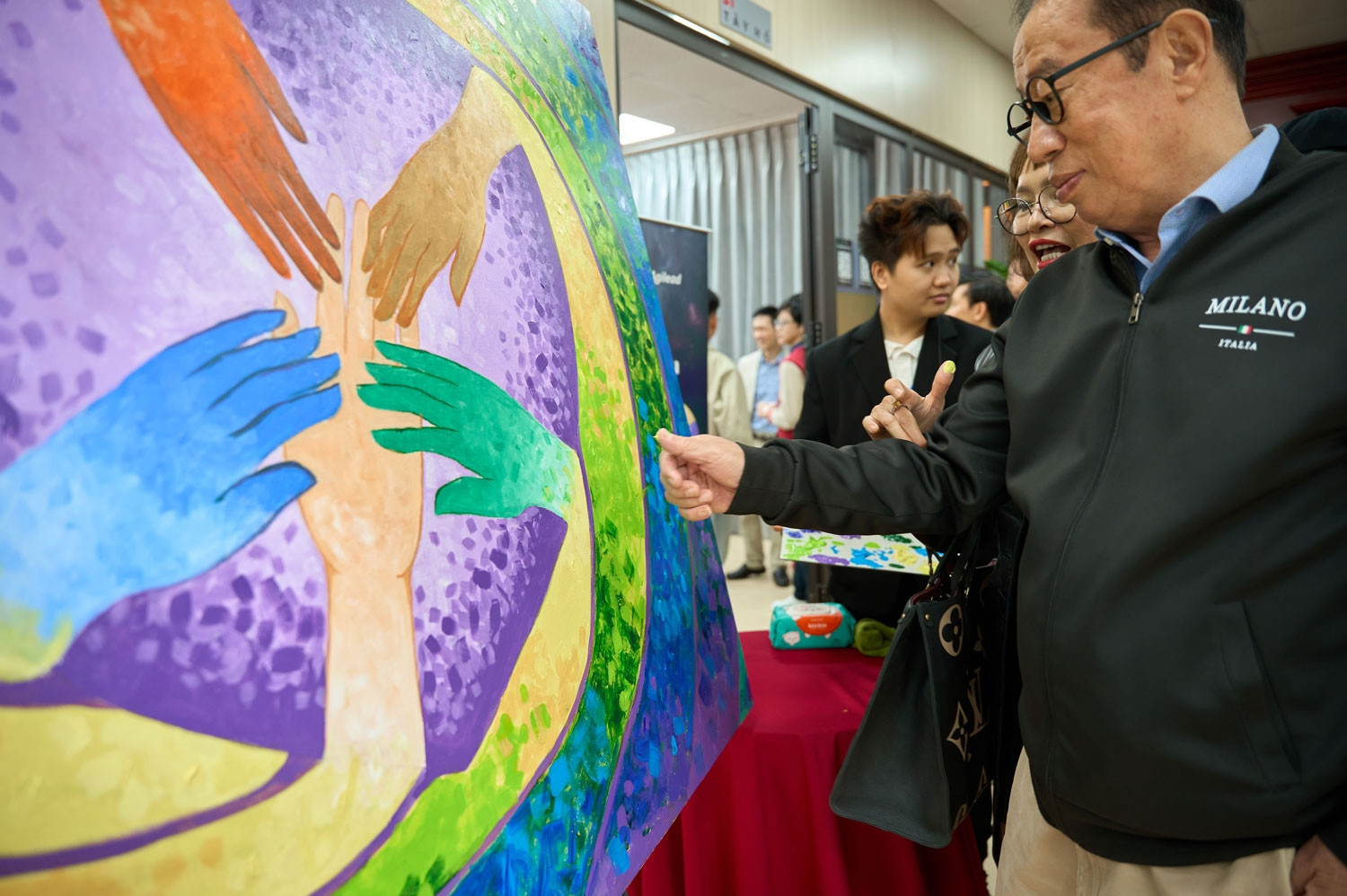 Giới mộ điệu hào hứng chấm và chạm vào tranh gây quỹ ủng hộ đồng bào miền Trung