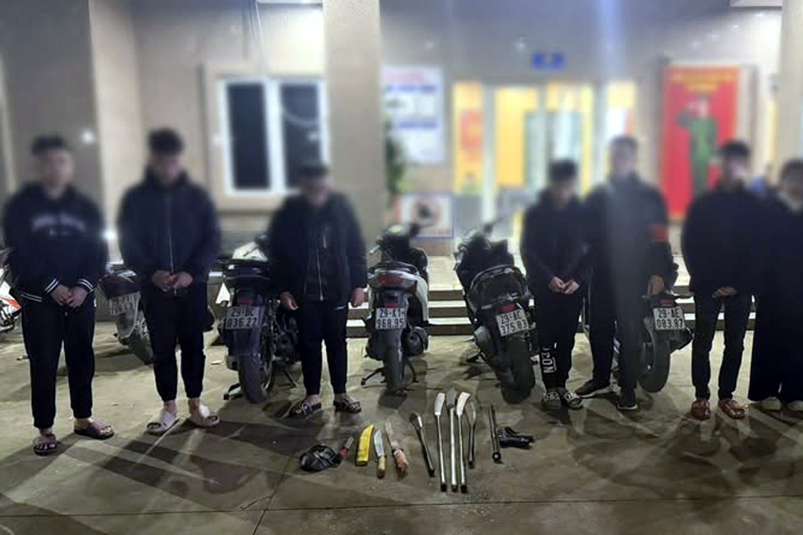  Hà Nội: Phát hiện nhóm mang súng và kiếm, thu giữ nhiều vũ khí giấu tại nhà 