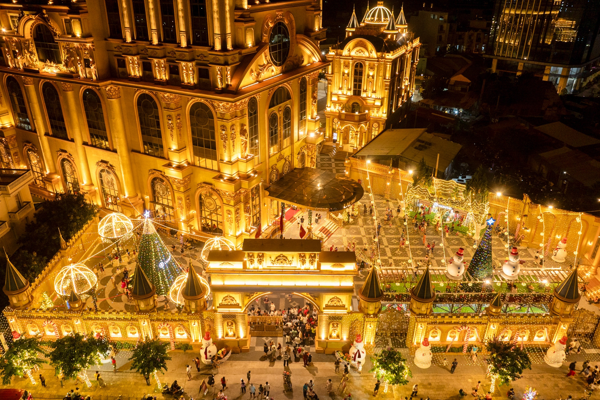 Khách sạn 'dát vàng' ở TPHCM chi hơn 1 tỷ đồng làm khu check-in phun tuyết