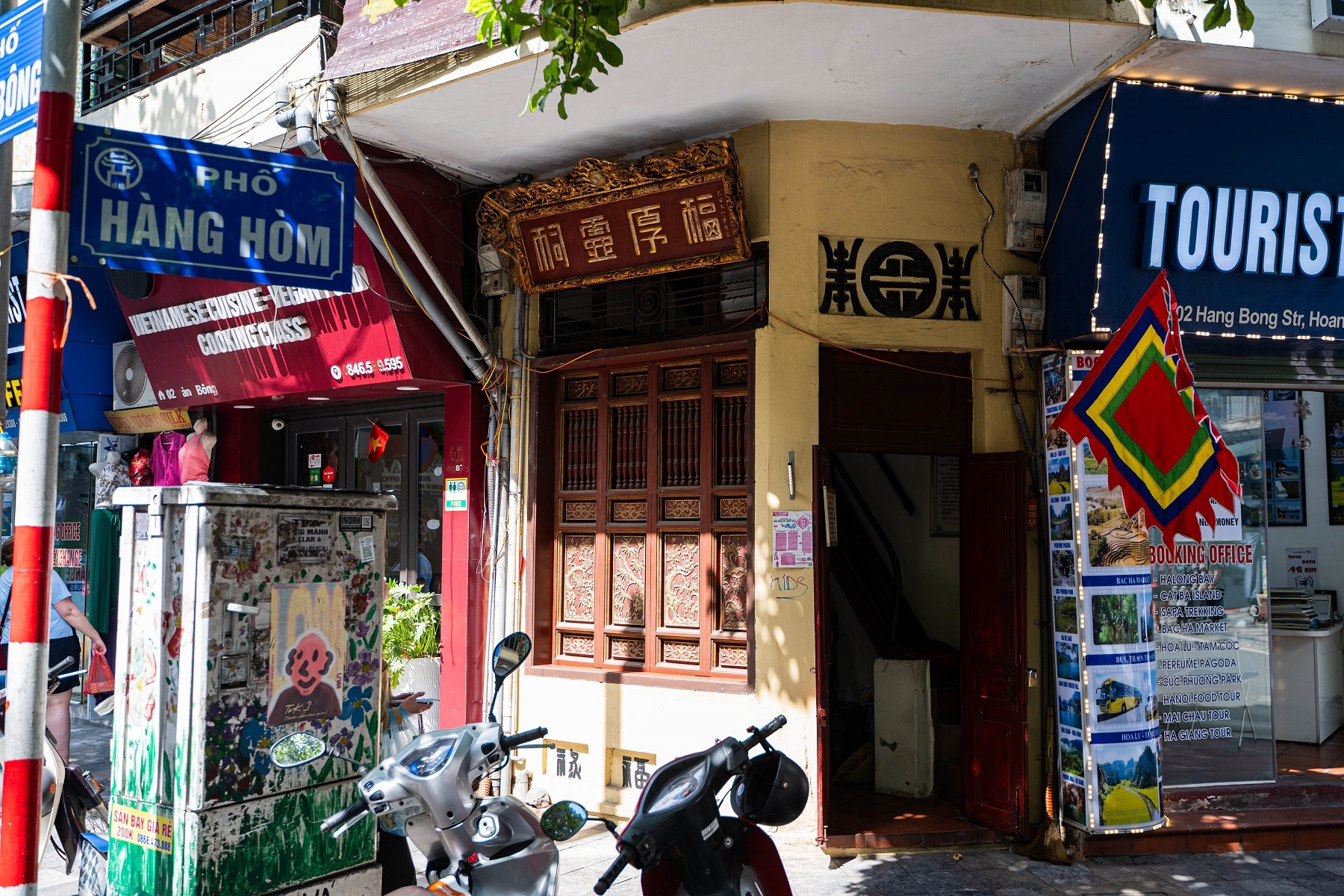 Ngôi đền 'siêu nhỏ' chỉ 5,5m2 ở phố cổ Hà Nội, thờ ông thần có tài tìm trẻ lạc