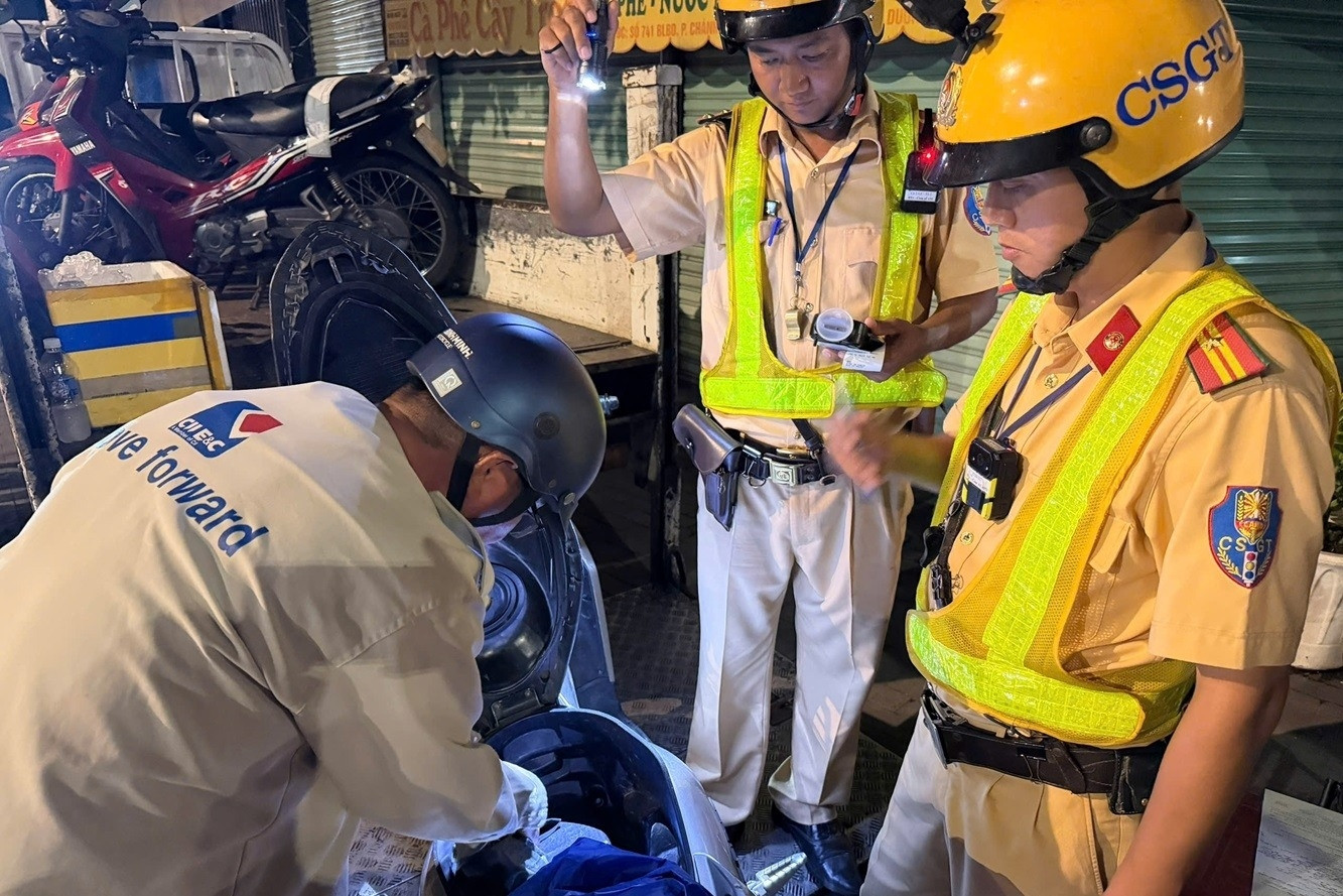 Nhậu đi không vững, người đàn ông ở TPHCM nói &amp;apos;cho luôn CSGT xe máy&amp;apos;